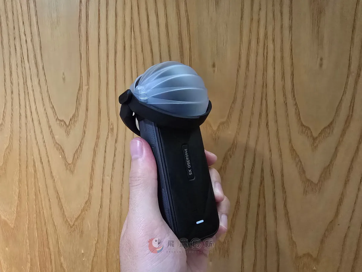 Insta360 X5 摺疊防護鏡頭蓋安全帽外觀